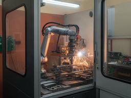 Cella robotizzata per saldatura in una piccola azienda metalmeccanica toscana